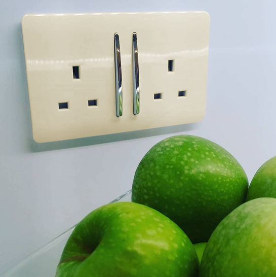 Trendi 2 Gang Artistic Modern 13 Amp Switched Plug Socket Gold ART-SKT213LGO
