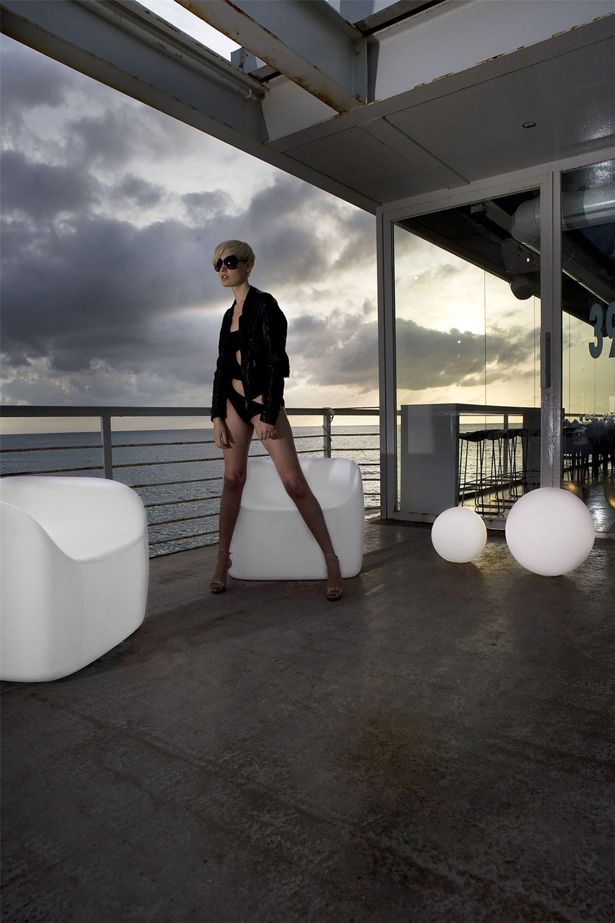 Mantra Pao Small Sofa No Light Outdoor, Opal White Item Weight: 16.3kg
