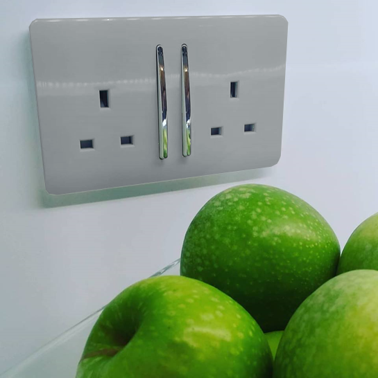 Trendi 2 Gang Artistic Modern Glossy 13 Amp Switched Plug Socket Silver (7 Pack)