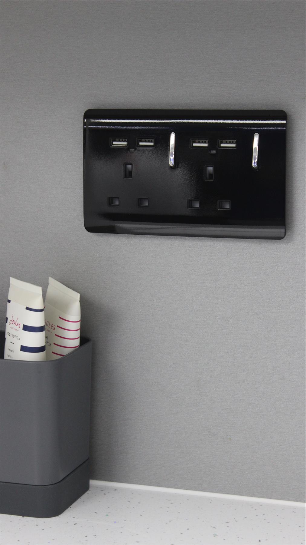 Trendi 2 Gang  13 Amp 4 x 2.1mA USB Switched Plug Socket Black ART-SKT213USBBK