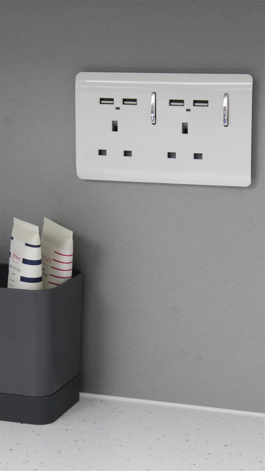 Trendi 2 Gang  13 Amp 4 x 2.1mA USB Switched Plug Socket White ART-SKT213USBWH