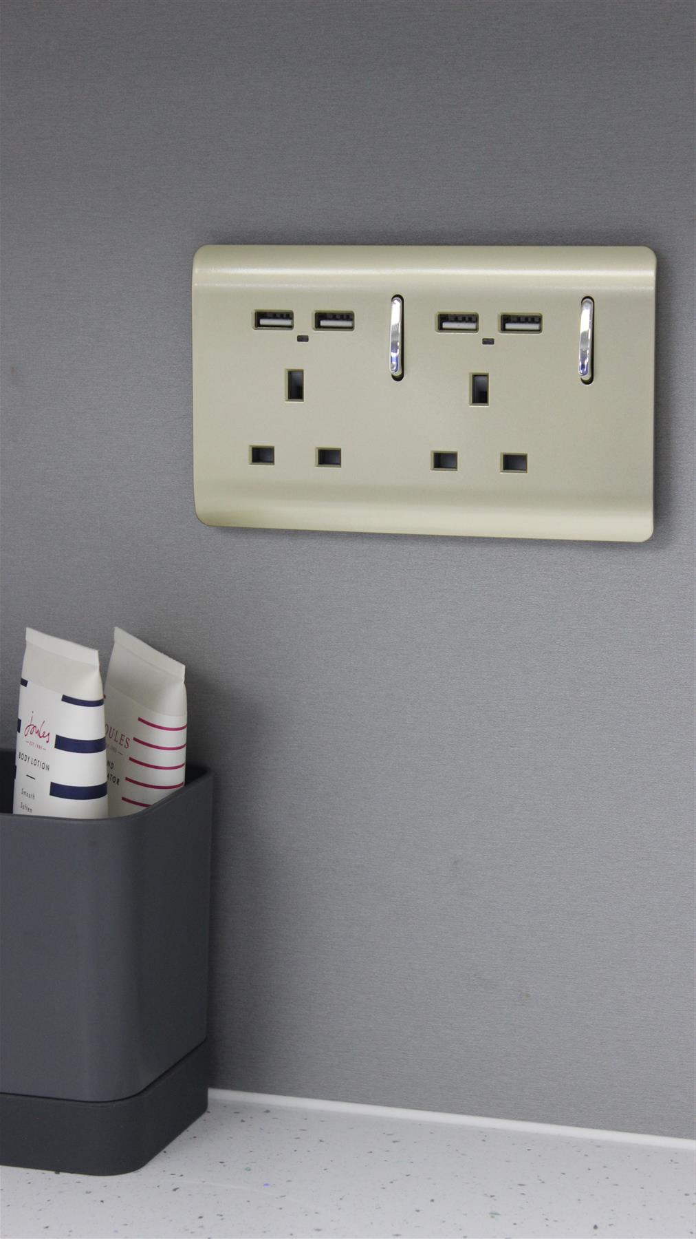 Trendi 2 Gang  13 Amp 4 x 2.1mA USB Switched Plug Socket Gold ART-SKT213USBGO
